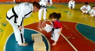 3-летняя поклонница тхэквондо пытается разбить дощечку ногой