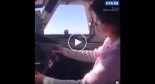 Российский пилот посадил за штурвал самолета подругу и дал ей «порулить»