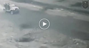 Дрон добиває автомобіль із окупантами, який перекинувся на повній швидкості