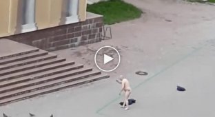 В Перми голый мужчина усердно молился на Соборной площади