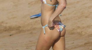 Пэрис Хилтон резвится на пляже в бикини (18 Фото)
