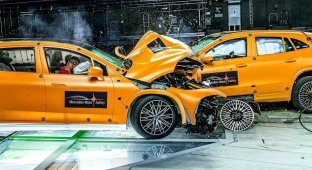 Crash test of two Mercedes electric vehicles (4 photos + 1 video)