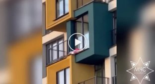 In Minsk, a girl fell asleep on the ledge of the 24th floor
