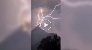 Lightning struck the mouth of an active volcano in Guatemala: atmospheric video