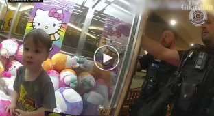 Полицейским пришлось спасать мальчика, залезшего в автомат с игрушками