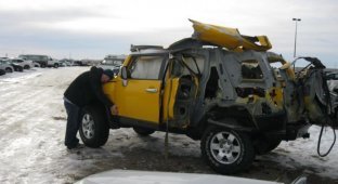Последствия взрыва баллона с ацетиленом внутри Toyota FJ Cruiser (7 фото)