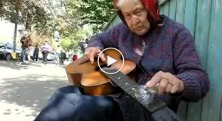 Бабуля придумала новый способ играть блюз на гитаре