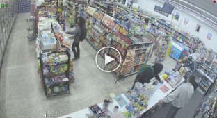Воришки помешали вооруженному налетчику ограбить магазин