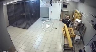 Вхід для злодія, вихід з поліцією