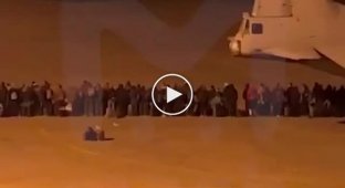 Появилось видео погрузки пушечного российского мяса в самолет