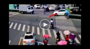 Overturned cement truck miraculously did not crush motorcyclists in China