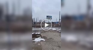 A Ukrainian drone chases a car with Russians around occupied Gorlovka