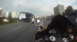 Мотоциклист летит между машин в Москве