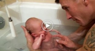 Папа первый раз купает малыша