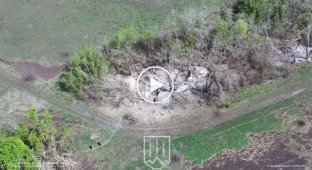 Наши пехотинцы подошли к российским позициям и взорвали вражеский блиндаж с помощью мины ТМ-62