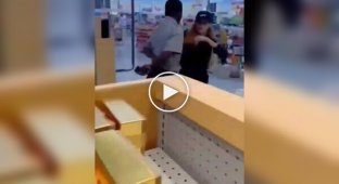 Охоронець не зміг затримати дівчину, яка відкрито вкрала сумку з магазину