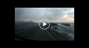 Дорога между норвежскими островами во время шторма