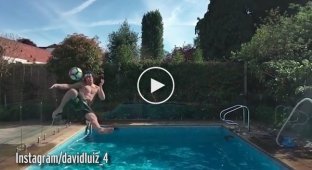 Гол футболиста «Челси» Давида Луиса во время прыжка в бассейн