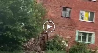 В Омске без войны и обстрелов обрушился жилой дом, жильцов завалило обломками
