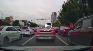Сумнівний лайфхак для водіїв, щоб вас пропустили в смугу