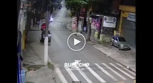 Thief, victim and cops at the same time and in the same place