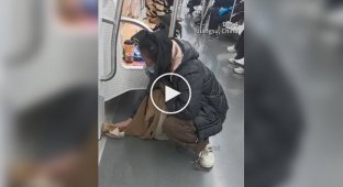 Жінка протерла пролитий напій власним шарфом