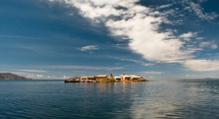How the Uru people live, who build large floating islands from reeds (9 photos)