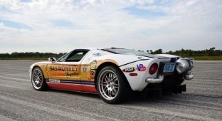 Road-legal Ford GT reaches record speed of 500 km/h on the runway (4 photos + 1 video)