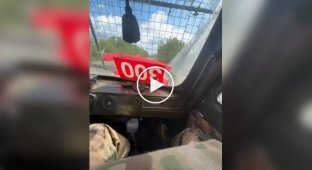 Двое оккупантов едут на автомобиле и принимают удар украинского дрона