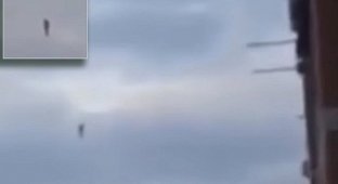 Что это было? Таинственная фигура гуманоида проплыла в небе над Сиднеем (3 фото + 1 видео)