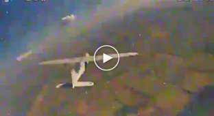 Ukrainian kamikaze drone destroys a Russian Orlan-10 reconnaissance UAV in the air