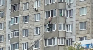 В Твери обнажённая женщина чуть не упала с седьмого этажа (4 фото)