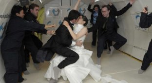 Первая свадьба в невесомости (3 Фото)