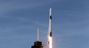 Ракета Falcon 9 с пилотируемым космическим кораблем Crew Dragon долетела до МКС (5 фото + 3 видео)