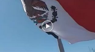На репетиции военного парада в Мексике солдат взлетел в небо вместе с флагом
