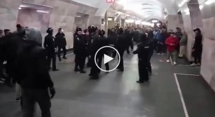 Полиция разгоняет драку фанатов на станции «Новокузнецкая» в Москве