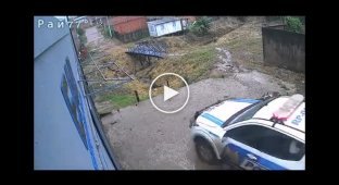 Police carriage falls into stream while chasing criminals in Brazil