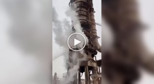 В Казахстане 63-метровая башня с нефтяными отходами загорелась и рухнула