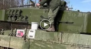 Український солдат миє канадський танк Leopard 2A4, який днями прилетів до України