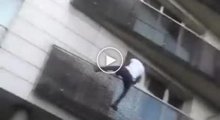 Храбрый парень спас повисшего на балконе ребенка