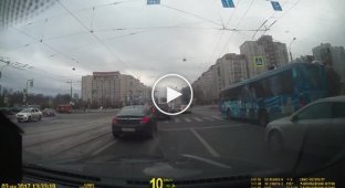 В Санкт-Петербурге автобус въехал в трамвай