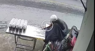 Мужчина пытался вытащить мотоцикл и случайно перевернул стол с чаем