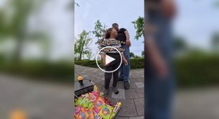 Streamer gives sweets to children with radio-controlled car in Korea