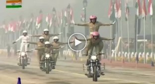 Чудеса акробатики на индийском параде в честь Дня Республики