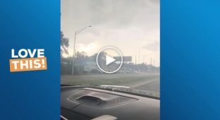 В США припаркованный автомобиль сдуло ветром