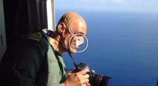 Фотограф высунулся из самолета во время полета