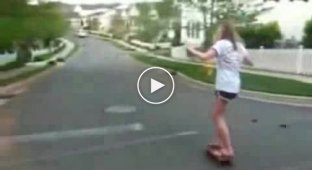 Девушка упала со скейта