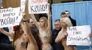 FEMEN: Стриптиз на избирательном участке (8 фото)