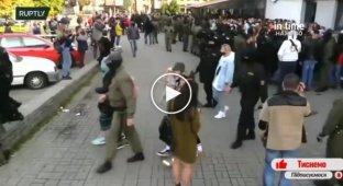 В Белоруссии силовик встретил знакомую на митинге