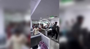 In India, employees began to dance at the sight of a foreign client